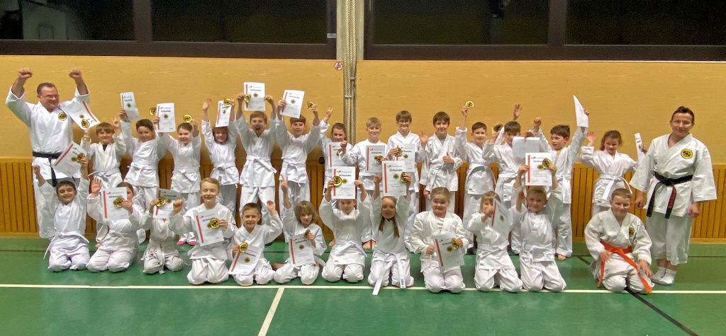 Gruppenfoto beim Karateabzeichen