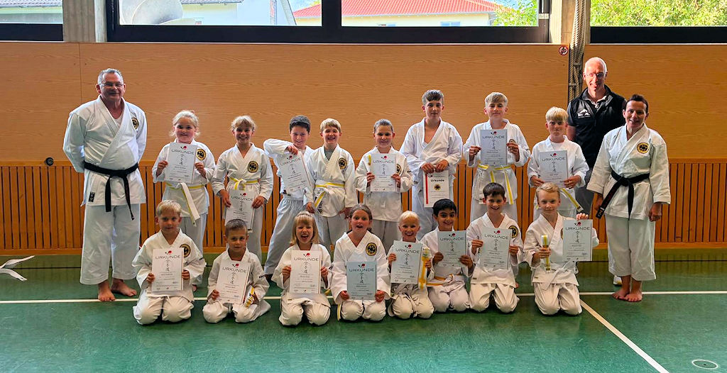 Gruppenfoto bei der Karatepr&uuml;fung